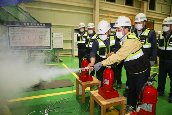 화재훈련을 체험 중인 박형덕 서부발전 사장(맨앞)