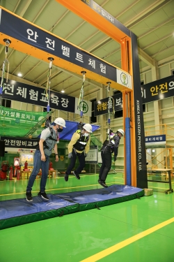 안전벨트 관련 교육을 체험하고 있는 박형덕 서부발전 사장(가운데)