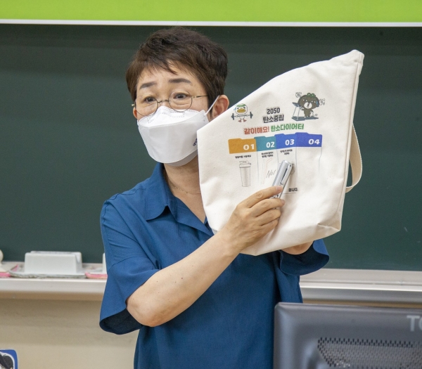 지난 2일 박정현 대덕구청장이 ‘깜짝 탈탄소 선생님’으로 등장해 동산초 학생들에게 ‘탄소다이어터’에 대해 설명하고 있다.