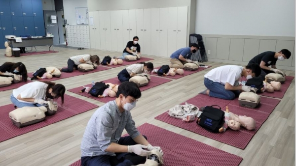 초록우산 어린이재단 대전지역본부 직원들이 심폐소생술 심화과정을 이수중이다.