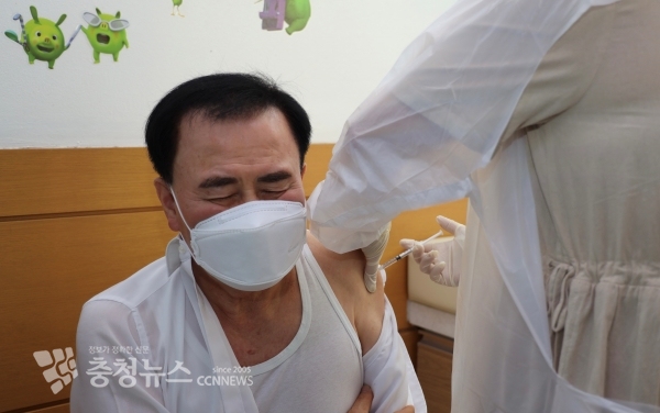 김지철 충남교육감이 아산시보건소에서 AZ백신을 맞고 있다.