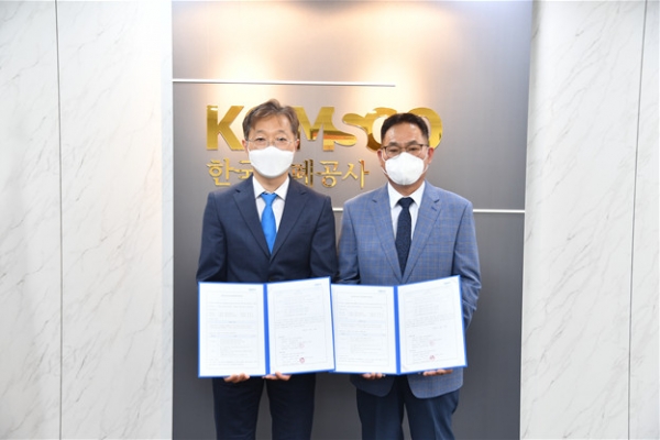 4일 친환경 종이소재 가공업체인 펄프산업과 ‘화폐 부산물 친환경 순환사업 추진을 위한 성과공유과제 수행 계약’을 체결했다.(사진 왼쪽 조폐공사 유창수 사회적가치처장, 오른쪽 우상오 펄프산업 대표이사)