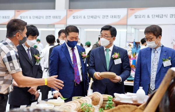 2021 단체급식요리 경연대회 행사장 * 한국농수산식품유통공사 김춘진 사장(우측 2번째), 2021 대한민국 국제요리&제과 경연대회 이서욱 총장(우측 3번째)