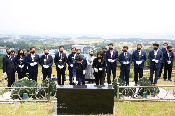 맹정호 서산시장, 서산시의회 의우너들과 함께 인지면에 위치한 희망공원 내 유공자 묘역을 방문해 참배하는 모습