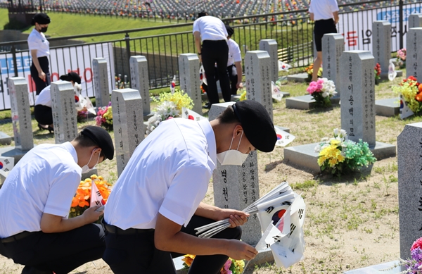 대전대 학군단 후보생들이 대전현충원 묘비를 닦고 있다.