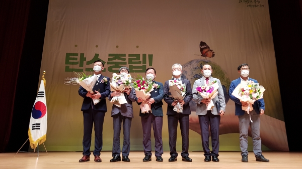 지난 4일 홍성군 홍주문화회관에서 열린 제26회 환경의 날 기념식에서 충남도 공공기관 녹색제품 구매 우수기관 표창을 받았다.(오른쪽 첫 번째 태안군청 이범욱 환경지도팀장)