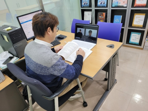 대학일자리본부 취업지원관이 재학생과 온라인으로 취업상담을 실시하고 있다.