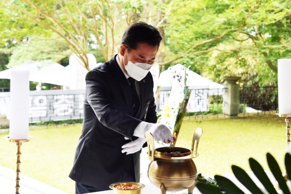 현충일 행사에서 분향하고 있는 박정현 군수