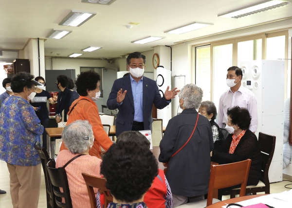 7일 정용래 유성구청장이 운영을 재개한 도안휴먼시아 10단지 경로당을 방문해 어르신들과 담소를 나누고 있다.