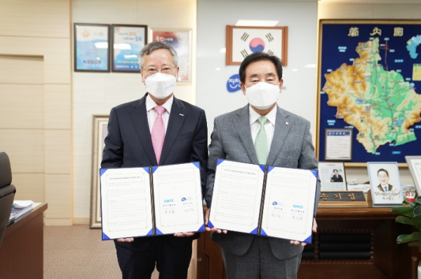 7일 진천군청 회의실에서 진천군과 ‘진천사랑상품권’ 발행을 위한 업무협약을 체결했다.  (사진 왼쪽 반장식 조폐공사 사장, 오른쪽 송기섭 진천군수)