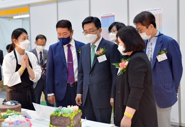 쌀요리 경연대회 출품작 쌀케이크를 둘러보는 한국농수산식품유통공사 김춘진 사장 * 오른쪽 4번째