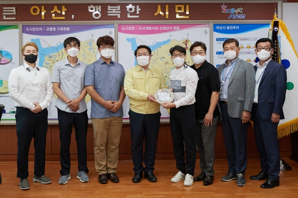 한들물빛도시 총연합 추진위원회 안영진 회장 등 5명이 오세현 아산시장, 노종관 도시개발국장, 윤인섭 건설교통국장에게 감사패를 전달하고 기념사진을 찍고 있다