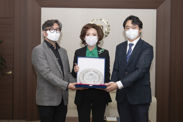 좌측부터 (주)신한종합건축사사무소(대표사) 대표 김상훈, 이진숙 총장, 그리드에이건축사사무소(공동응모 선정)