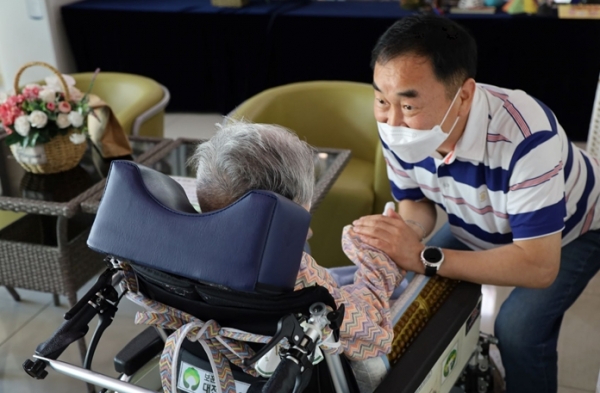 대전보훈요양원, ‘접촉면회’ 실시 모습