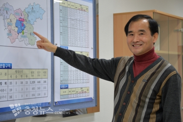 충청지방통계청 세종사무소 업무를 설명하는 김광중 소장