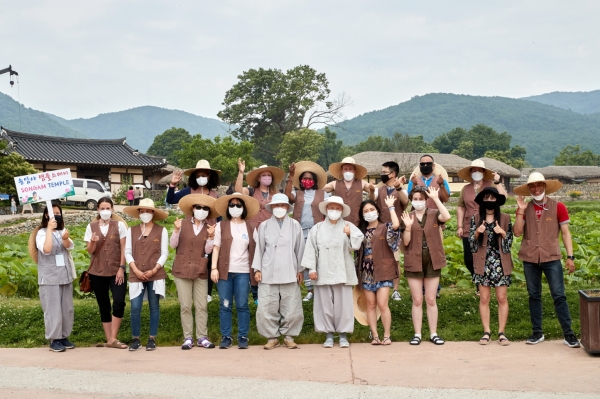 외암민속마을 입구 단체사진 장면