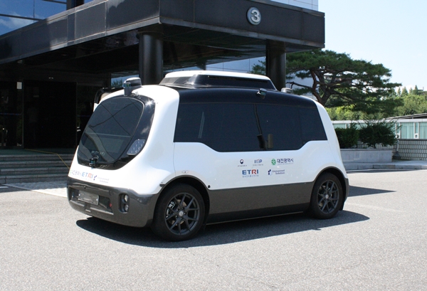 ETRI 연구진이 개발한 자율주행 셔틀버스 '오토비'가 연구원 내 경로를 따라 주행하고 있는 모습