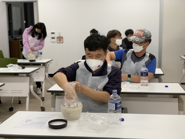 한 프로그램 참가자가 지난달 27일 대전 유성구 숲체원로 국립대전숲체원에서 열린 ‘제1차 교정공무원 산림치유프로그램’에서 우리 술빚기 체험을 하고 있다.