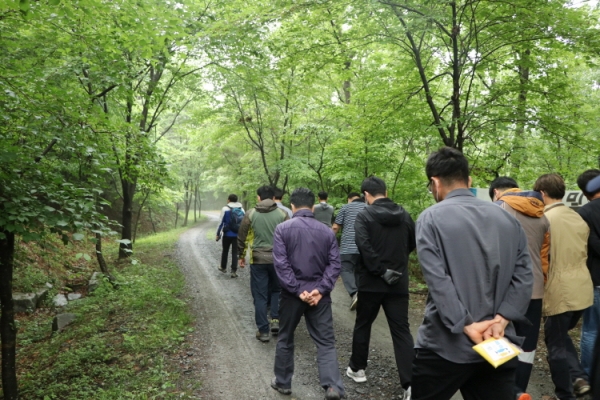 프로그램 참가자들이 지난달 27일 대전 유성구 숲체원로 국립대전숲체원에서 열린 ‘제1차 교정공무원 산림치유프로그램’에서 숲체험을 하기 위해 장소를 이동하고 있다.