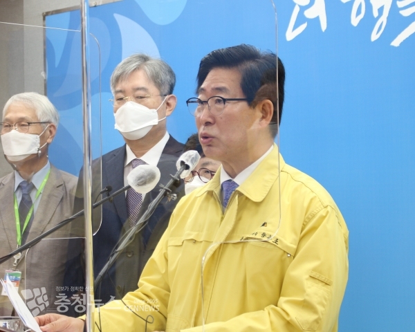 양승조 충남도지사가 9일 부동산 명의신탁 의혹으로 더불어민주당 탈당 의사를 밝힌 문진석 국회의원(천안갑)에 대해 "믿고 있다. 조속히 복귀하길 기원한다"고 밝혔다.