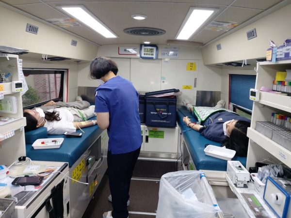 9일 경북 영주시 봉현면 국립산림치유원에서 실시한 생명나눔 사랑의 헌혈 행사에 참여한 산림치유원 직원들이 헌혈을 하고 있다