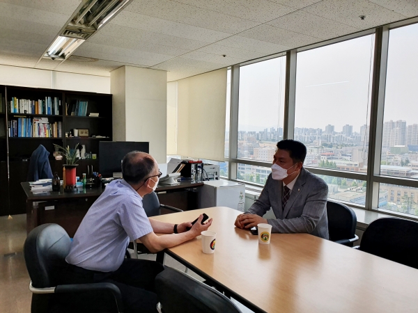 (좌측부터) 전우소 소상공인시장진흥공단 시장상권본부장, 김연수 중구의회 의장