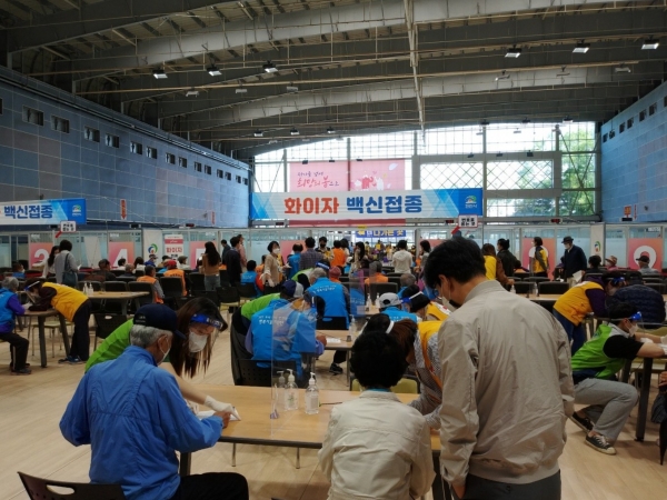 천안시 예방접종센터(실내테니스장)에서 75세 이상 어르신 및 코로나19 1차 대응요원 등의 접종 진행 모습