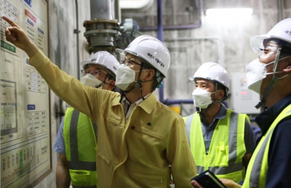대전도시철도 김경철 사장이 도시철도 중앙로역을 방문해 장마철 집중호우에       대비한 비상 배수펌프 가동 상태를 점검하고 있다.