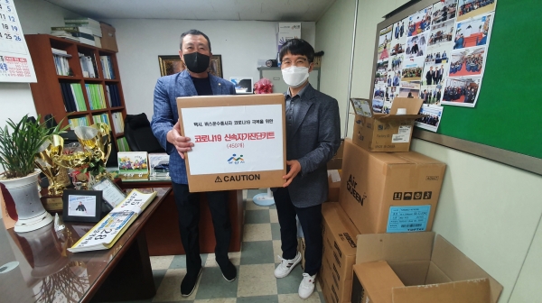 코로나19 신속자가진단키드 배부 장면