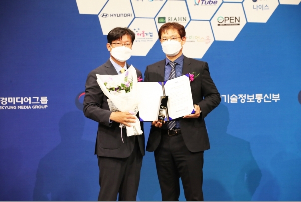 ‘2021 국가대표 브랜드 대상 시상식’에서 (왼쪽부터) 매경비즈 장종회 대표이사, 골프존 GDR 사업기획실 안웅기 상무가 기념사진을 촬영하고 있다