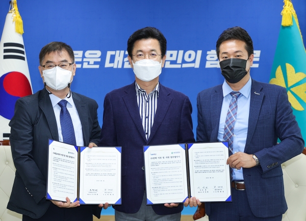 대전시는 11일 관내외 유망중소기업 4곳과 기업유치 업무협약을 체결했다. 사진은 좌측부터 조현태 (주) 태울코리아 대표, 허태정 대전시장, 이성희 (주) 컨텍 대표.