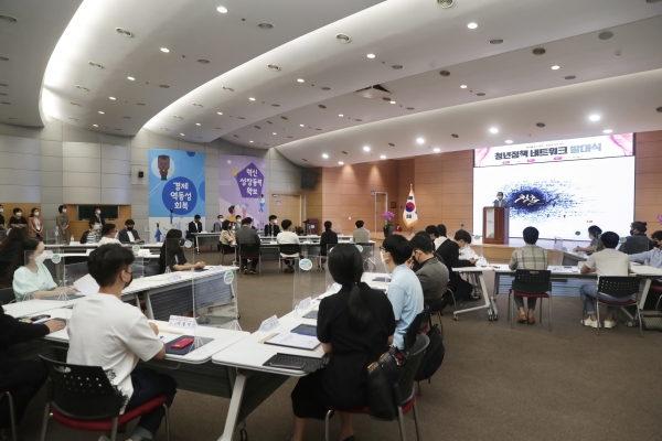 지난 12일 시청 대회의실에서 청년정책네트워커 위촉식을 개최하고 있다.