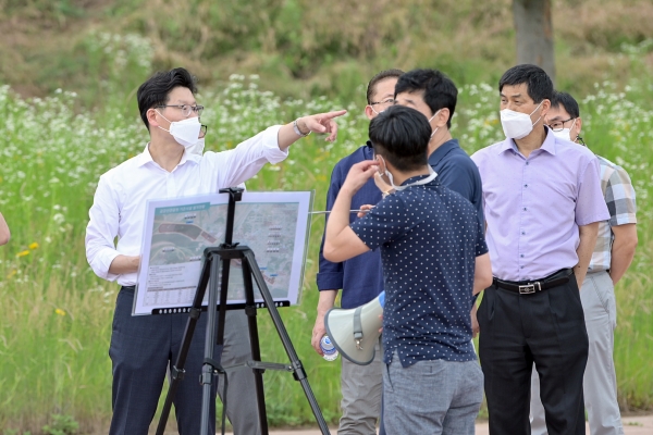 김정섭 시장 지난 11일 금강신관공원 현장을 찾아 시민 편의시설 확충방안 모색