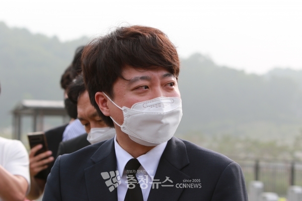 국민의힘 이준석 신임 당 대표가 14일 대전국립현충원에서 천안함 의생 장병 유족들을 만나 눈시울을 붉히고 있다.