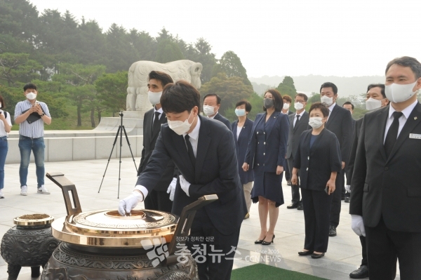 국민의힘 이준석 신임 대표, 김기현 원내대표 등 당지도부가 14일 오전 국립대전현충원을 찾아 참배하고 있다.