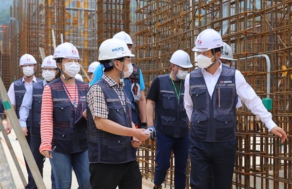 최익수 사장과 경영진이 경수로 원전연료 성형가공시설 건설현장 안전점검을 실시했다.