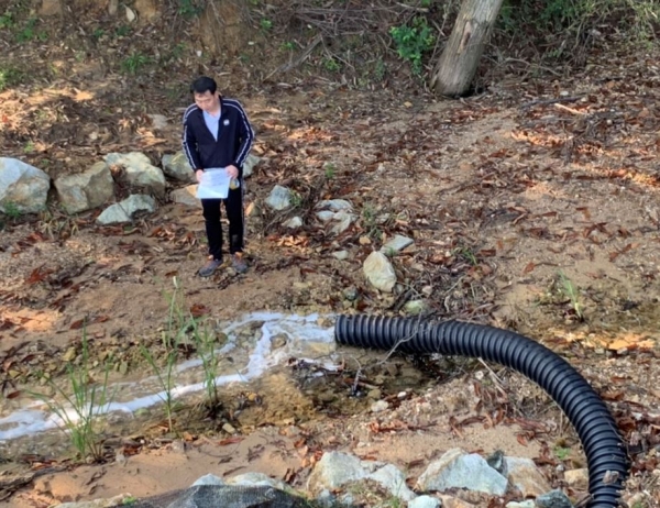 환경오염 특별단속(2020년 환경오염행위 특별감시 활동 모습(배수구 폐수 배출량 확인))