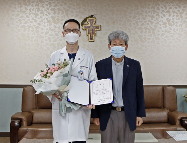 송용범 팀장 영성구현상 수상/  사진 오른쪽 김용남 병원장