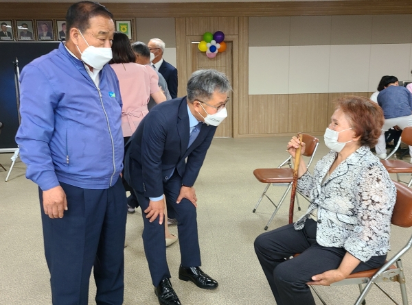 영인농협에서 열린 2021년 첫 번째 농업인 행복버스 봉사활동에서 영인농협 박종성 조합장(왼쪽), 충남세종농협 길정섭 본부장(왼쩍 두 번째)이 농업인의 안부를 묻고 있다