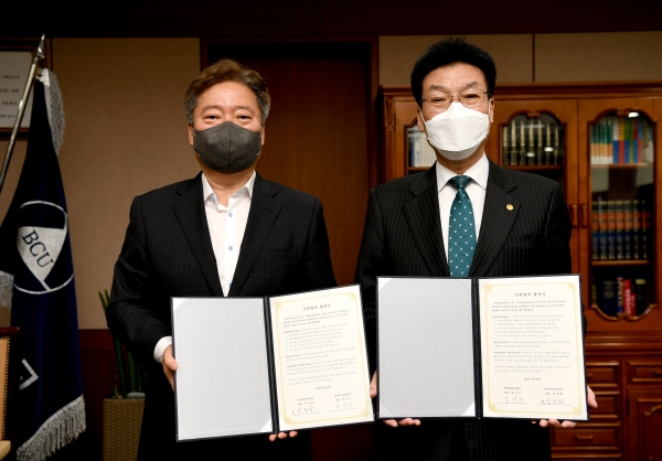 백석문화대학교와 ㈜커피빈코리아가 협약 체결 후 기념촬영(왼쪽부터 ㈜커피빈코리아 감종철 상무, 백석문화대 송기신 총장)