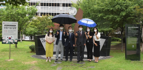 [대전지구전투 호국영웅비 앞] 대전지방보훈청 직원들과 대전둔산초등학교 직원들