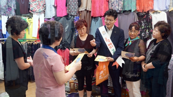 지난 공주페이 사용 독려중인 김정섭 시장 모습