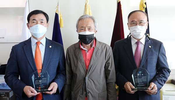 서산시의회 안원기 의원(왼쪽)과 조동식 의원(오른쪽)이 서산시 보훈단체협의회(회장 조문호, 가운데)로부터 감사패를 받았다.