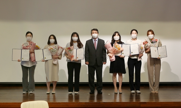 이병철 산학연구부총장(중앙)이 우수직원을 표창하고 있다.