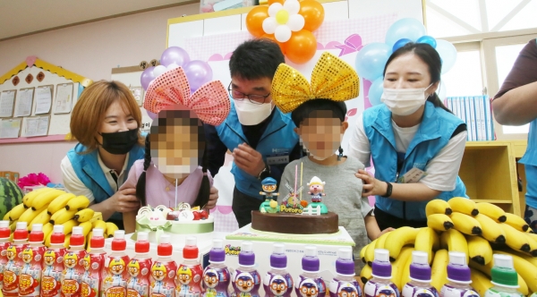 관내 장애 아동 보육시설과 재활 치료 학생을 대상으로 생일 축하상차림 제공