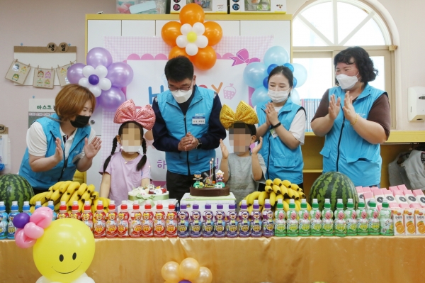 관내 장애 아동 보육시설과 재활 치료 학생을 대상으로 생일 축하상차림 제공