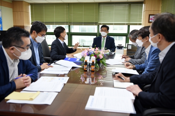 대전세종충남지역본부 업무보고 * 한국농수산식품유통공사 김춘진 사장(가운데)