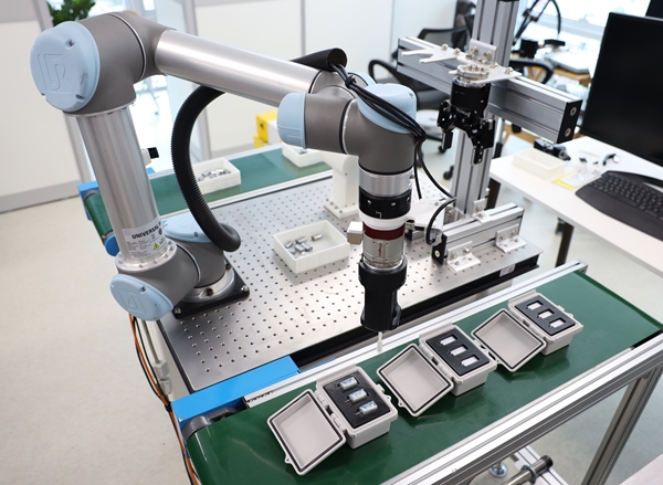 집기, 흔들기, 정렬 등 다양한 기능으로 패키징 작업을 수행하는 ‘딥패커’