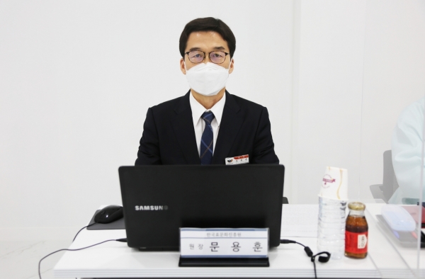 인사말을 하는 문용훈 원장