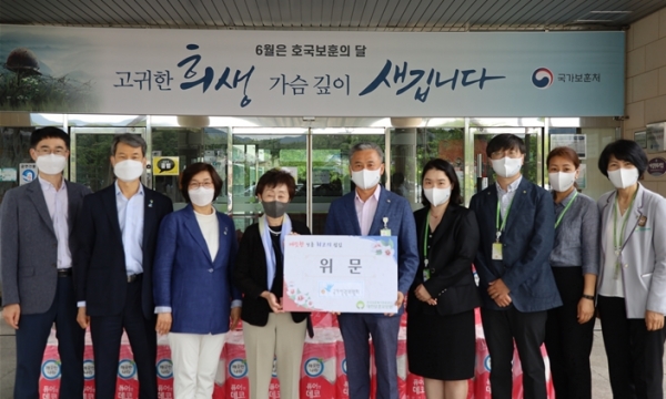 국가인권위원회 최영애 위원장 대전보훈요양원을 방문해 위문 모습